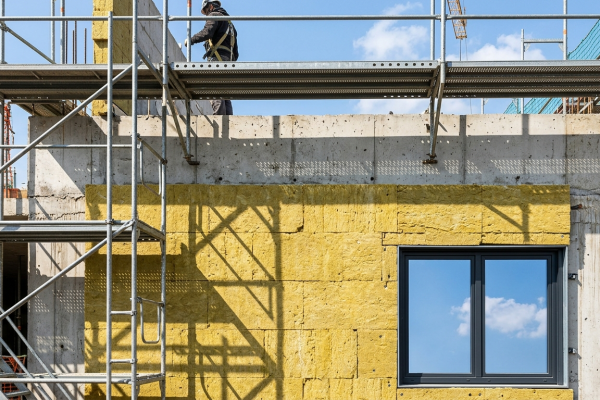 Façade avec panneaux isolants